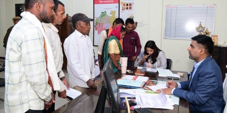 कलेक्टर ने जनदर्शन में संवेदनशीलतापूर्वक सुनी नागरिकों की समस्याएं