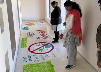 नशा मुक्ति अभियान : रंगोली के माध्यम से नशे से होने वाले दुष्प्रभावों के संबंध में दिया गया संदेश