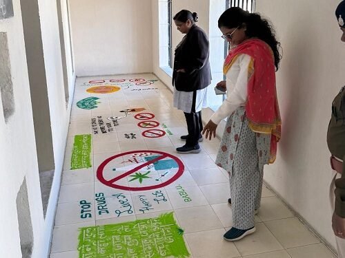 नशा मुक्ति अभियान : रंगोली के माध्यम से नशे से होने वाले दुष्प्रभावों के संबंध में दिया गया संदेश