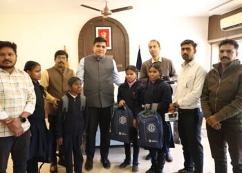 कलेक्टर ने किया एजुकेशनल किट का वितरण