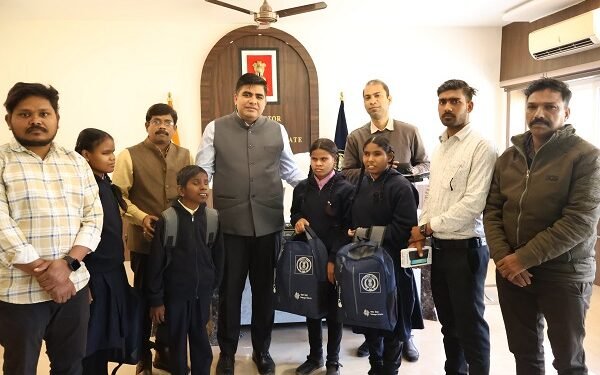 कलेक्टर ने किया एजुकेशनल किट का वितरण