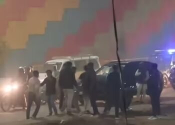 मथुरा: पुलिस के सामने बेखौफ दबंगों ने युवक को सड़क पर दौड़ाकर पीटा, आरोपी फरार और वीडियो वायरल