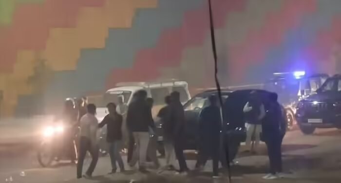 मथुरा: पुलिस के सामने बेखौफ दबंगों ने युवक को सड़क पर दौड़ाकर पीटा, आरोपी फरार और वीडियो वायरल