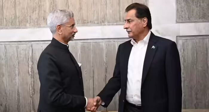 भारतीय विदेश मंत्री खुद मेरे पास आए, जयशंकर से हाथ मिलाकर पाकिस्तानी सादिक ने बघारी शेखी, बड़ा दावा