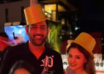 धोनी ने थाईलैंड में किया नए साल का स्वागत, साथ में दिखाई दी बेटी जीवा