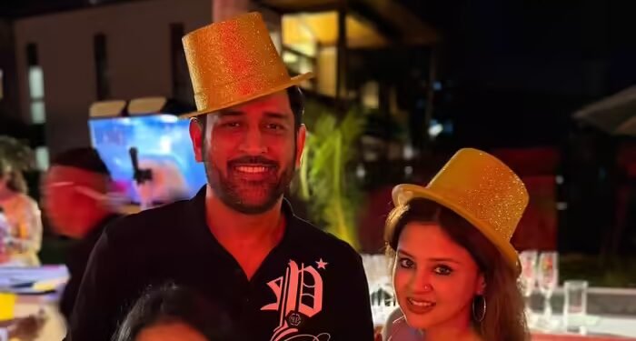 धोनी ने थाईलैंड में किया नए साल का स्वागत, साथ में दिखाई दी बेटी जीवा