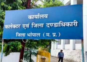 ‘जब तक हटेगी नहीं, शिकायत रुकेगी नहीं’, भोपाल में शराब दुकान हटाने की मांग पर अड़ी जनता, कलेक्टर से की न्याय की गुहार