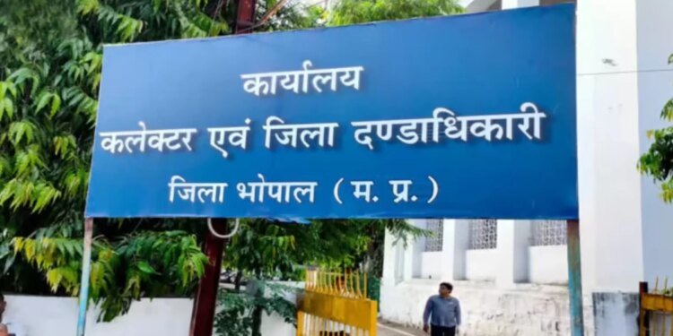 ‘जब तक हटेगी नहीं, शिकायत रुकेगी नहीं’, भोपाल में शराब दुकान हटाने की मांग पर अड़ी जनता, कलेक्टर से की न्याय की गुहार