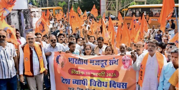 MP में ‘आउटसोर्स’ संकट : 30 हजार स्वास्थ्य कर्मी हड़ताल पर, जेपी अस्पताल में भारी प्रदर्शन से चरमराई व्यवस्थाएं