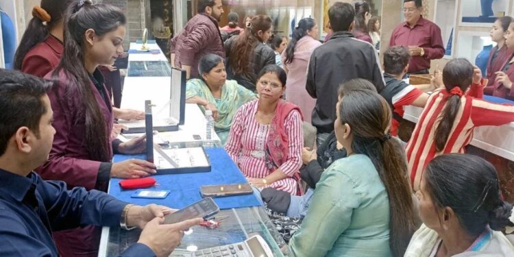 सोना अब भी डेढ़ लाख के पार… मध्यम वर्ग के लिए अंगूठी, चैन, चूड़ी जैसे आभूषण खरीदना भी हुआ मुश्किल