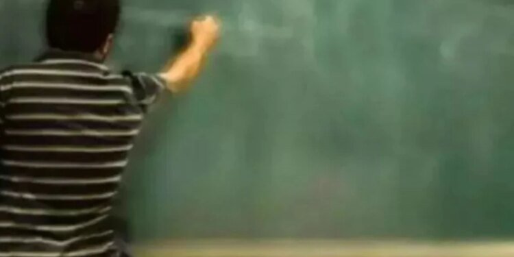 MP के सरकारी स्कूलों में 215 दृष्टिबाधित शिक्षक, शिक्षक एप से हाजिरी लगाने तक में असमर्थ