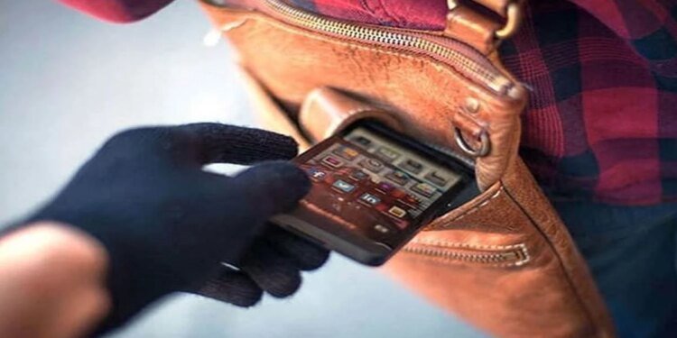 पुणे यूनिवर्सिटी से बीटेक की और विदेशी कंपनी में करता था नौकरी, बेटिंग एप में रुपये हारा तो ट्रेन में करने लगा चोरी