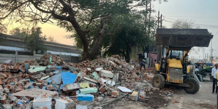 भोपाल के आनंद नगर तिराहे से हटाई गईं 146 दुकानें, स्मार्ट सिटी रोड पर रातों-रात बनी 9 झुग्गियों पर कार्रवाई