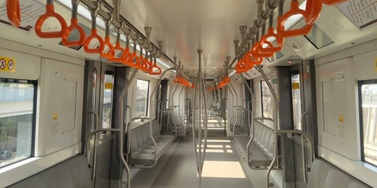 उम्मीदों पर फिरा पानी, दो महीने में ही ट्रैक पर ‘खाली’ दौड़ रही मेट्रो ट्रेन, सूने पड़े स्टेशन