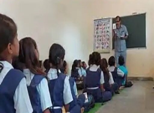 कैग की रिपोर्ट में खुलासा:स्कूल शिक्षा के मामलों में भी विद्यालय का भवन, भूमि, चल-अचल संपत्ति और स्टाफ नहीं दिया