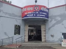 सीमांकन कराने पहुंचे बिल्डर की बंधक बनाकर पिटाई:आसाराम आश्रम के लोगों ने की मारपीट, मर्सिडीज में की तोड़फोड़