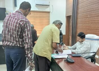 पीएम किसान सम्मान निधि की राशि नहीं मिलने से किसान परेशान, दिया आवेदन