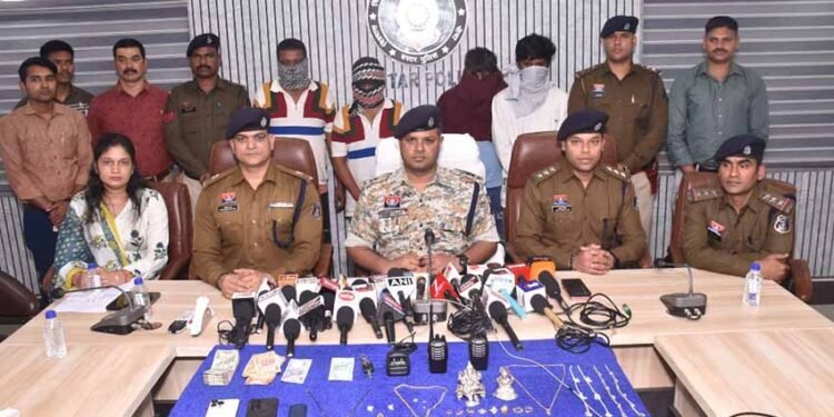 वॉकीटॉकी से करते थे तालमेल: अंतर्राज्यीय चोर गिरोह का भंडाफोड़, 4 गिरफ्तार