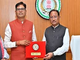 टीचर ने स्टूडेंट के प्राइवेट पार्ट पर मारी लात:स्कूल में मोबाइल लाने पर वाइस-प्रिंसिपल के केबिन में छात्रों को लाठी-डंडे से पीटा