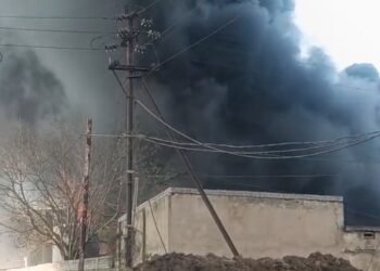 भनपुरी स्थित डामर फैक्ट्री में भीषण आग, दमकल की कई गाड़ियां मौके पर