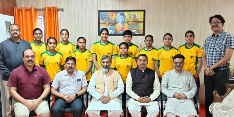 अखिल भारतीय कबड्डी प्रतियोगिता के लिए ABVV की महिला टीम धर्मशाला रवाना