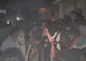 पुराने विवाद ने लिया हिंसक रूप: पुलिस पर पथराव, आगजनी के बाद तीन गिरफ्तार