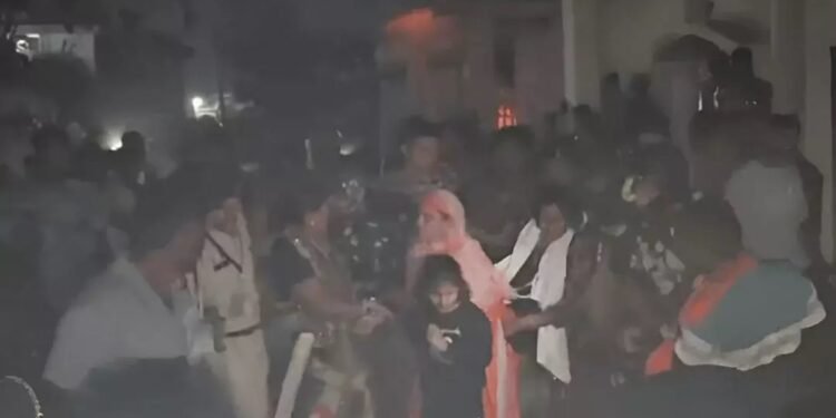 पुराने विवाद ने लिया हिंसक रूप: पुलिस पर पथराव, आगजनी के बाद तीन गिरफ्तार