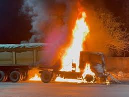 कोरबा में कोयला लदे ट्रेलर में लगी आग:ड्राइवर ने कूदकर बचाई जान, वाहन पूरी तरह जलकर खाक हुआ