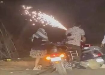 बीच सड़क बर्थडे सेलिब्रेशन पड़ा भारी, चार युवक-युवतियां हिरासत में