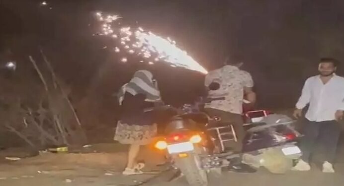 बीच सड़क बर्थडे सेलिब्रेशन पड़ा भारी, चार युवक-युवतियां हिरासत में