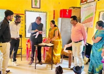 अभिभावक बनकर बच्चों और मरीजों के पास पहुंचे कलेक्टर अमित कुमार