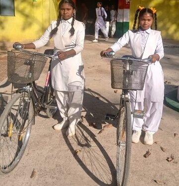 सरस्वती निःशुल्क सायकल योजना से छात्राओं को मिली नई उड़ान
