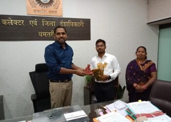 रुद्री गांव के न्यूरो सर्जन डॉ. हेमंत साहू ने कलेक्टर से की सौजन्य भेंट