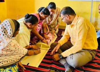 ज़मीन पर बैठकर कलेक्टर ने टटोली सुपोषण की नब्ज़