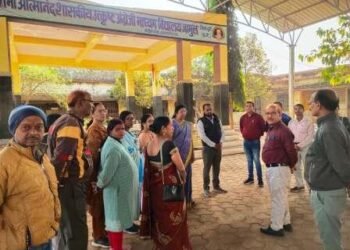 अहिवारा क्षेत्र के विद्यालयों का डीईओ द्वारा आकस्मिक निरीक्षण, लापरवाही पर नाराज़गी