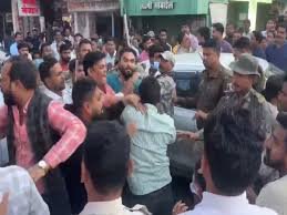 हंगामे के दौरान पत्रकार से मारपीट 3 पर एफआईआर दर्ज