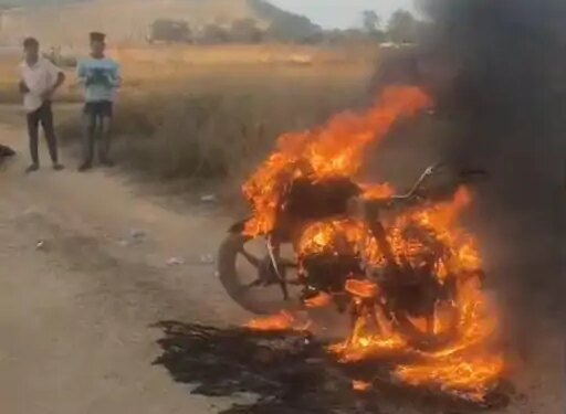 कोरबा में खड़ी बाइक में लगी आग:पेट्रोल टंकी फटने से अफरा-तफरी, नशे में धुत सोया था चालक