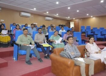 चिकित्सकीय स्टॉफ की उपस्थिति के साथ स्वास्थ्य केंद्र समय पर संचालित होः कलेक्टर