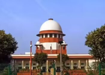 क्या शादीशुदा मर्द पर लिव इन पार्टनर ठोंक सकती है दहेज उत्पीड़न का केस, सुप्रीम कोर्ट ने मांगा सरकार से जवाब