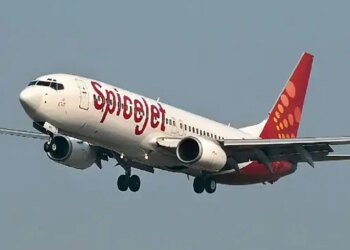 स्पाइसजेट की फ्लाइट की इमरजेंसी लैंडिंग:दिल्ली से लेह जा रही थी, 150 यात्री सवार थे