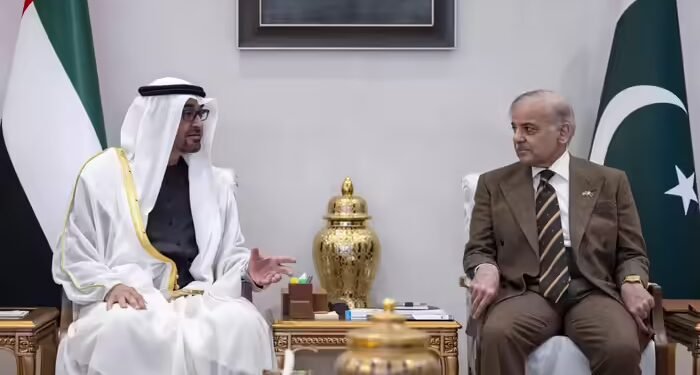 UAE के लोन पर बुरा फंसा पाकिस्तान, 2 अरब डॉलर के रोलओवर पर अभी तक फैसला नहीं, बढ़ रही शहबाज की धड़कन