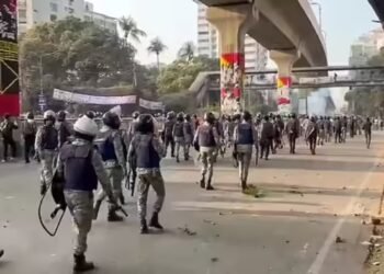 बांग्लादेश में चुनाव से पहले हिंसा, हादी समर्थकों ने यूनुस के आवास पर बोला धावा, पुलिस से भिड़ंत में 50 घायल