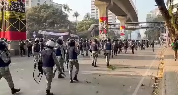 बांग्लादेश में चुनाव से पहले हिंसा, हादी समर्थकों ने यूनुस के आवास पर बोला धावा, पुलिस से भिड़ंत में 50 घायल