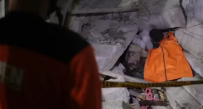 ठाणे में इमारत की गिरी स्लैब, तीन घायल, 80 लोग निकाले गए, बिल्डिंग की गई सील