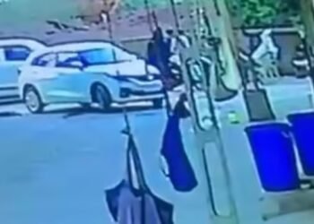 सड़क पर खेल रही थी 2 साल की बच्ची, कार की चपेट में आने से हुई मौत