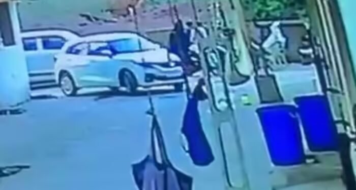 सड़क पर खेल रही थी 2 साल की बच्ची, कार की चपेट में आने से हुई मौत