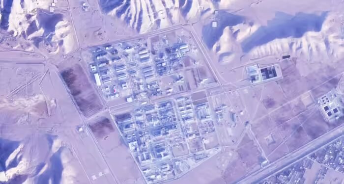 ईरान ने इस्फहान न्यूक्लियर साइट को सील करना शुरू किया, सैटेलाइट तस्वीरों से खुलासा, अमेरिकी हमले का डर बढ़ा?