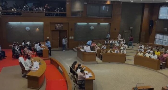 भोपाल नगर निगम बैठक में हंगामा: स्लाटर हाउस विवाद पर गरमाई राजनीति, विपक्ष ने प्रशासन को घेरा