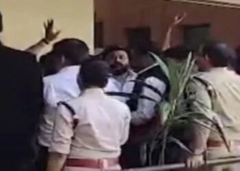 भोपाल कोर्ट में हाई-वोल्टेज ड्रामा, पूर्व सांसद आलोक संजर के बेटे से मारपीट, वकीलों ने आरोपी को 8 घंटे तक बनाया बंधक