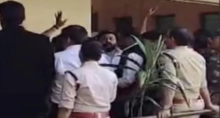 भोपाल कोर्ट में हाई-वोल्टेज ड्रामा, पूर्व सांसद आलोक संजर के बेटे से मारपीट, वकीलों ने आरोपी को 8 घंटे तक बनाया बंधक